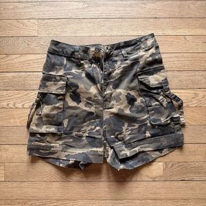 Windsor Khaki camo cargo shorts
Size M